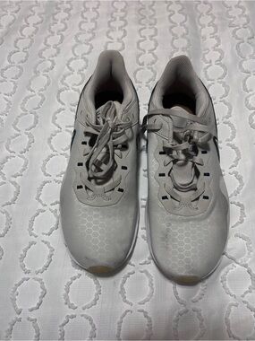 Nike Women's Light Gray Athletic Sneakers